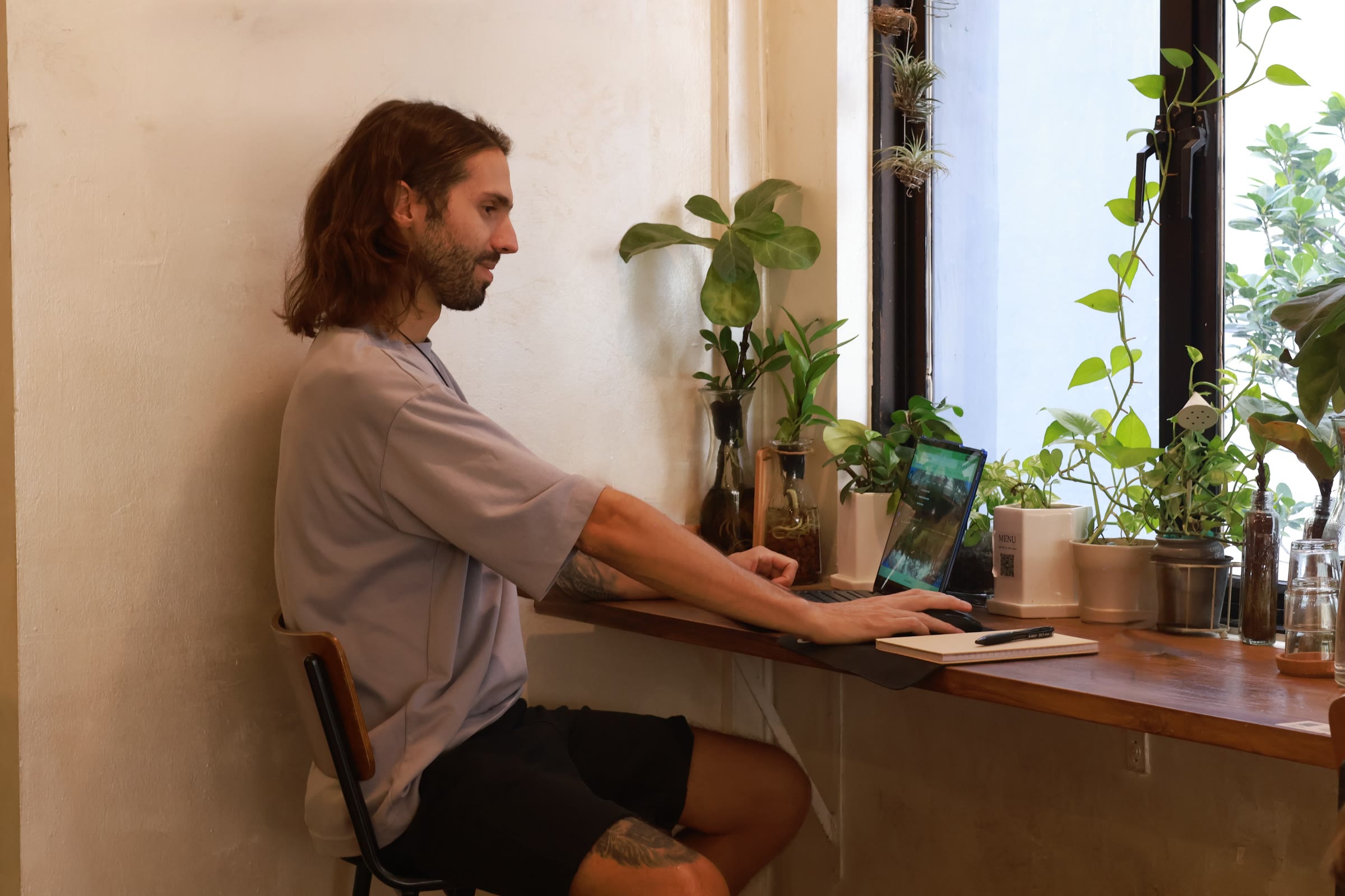 Nico trabajando en su laptop en una cafetería